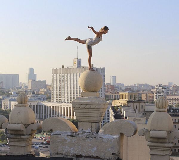El arte del equilibrio: Angela Nikolau, 'domadora' de tejados - Sputnik Mundo