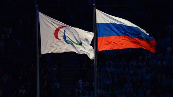 Bandera con el logo de Comité Paralímpico Internacional y bandera de Rusia - Sputnik Mundo