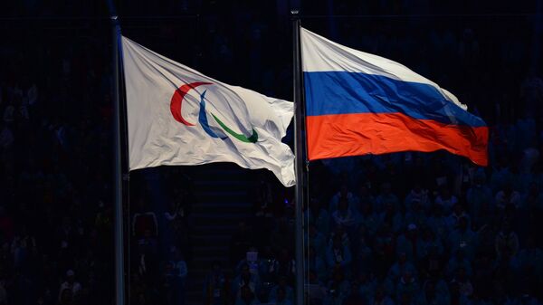 Bandera con el logo de Comité Paralímpico Internacional y bandera de Rusia - Sputnik Mundo