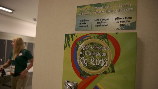 Un dispensador de preservativos en la Villa olímpica en Río - Sputnik Mundo