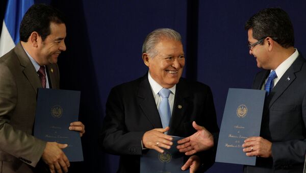Jimmy Morales, Salvador Sánchez Cerén y Juan Orlando Hernández, presidentes de Guatemala, El Salvador y Honduras - Sputnik Mundo
