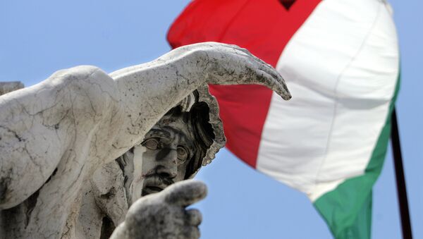 Bandera de Italia a media asta en memoria de víctimas del terremoto (Archivo) - Sputnik Mundo