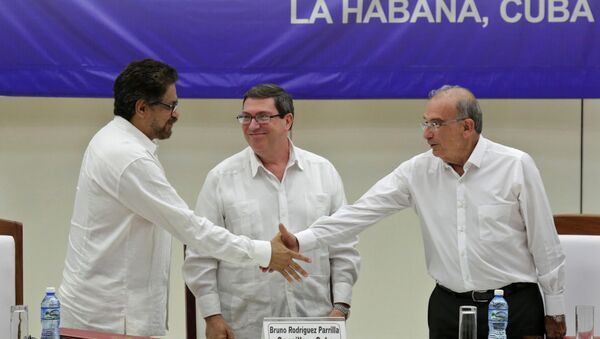 Iván Márquez, leader de las FARC, Bruno Rodriguez, canciller cubano, y Humberto de la Calle, negociador del Gobierno colombiano - Sputnik Mundo