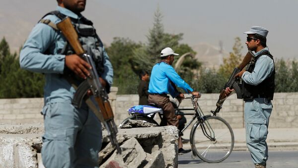 Afghan policemen stand guard at a checkpoint near the site of kidnapping in Kabul - Sputnik Mundo