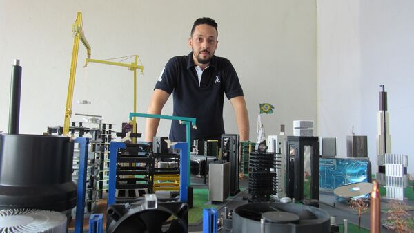 Rafael dos Santos Silva y su maqueta hecha de basura electrónica - Sputnik Mundo