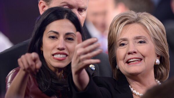 Huma Abedin and Hillary Clinton - Sputnik Mundo