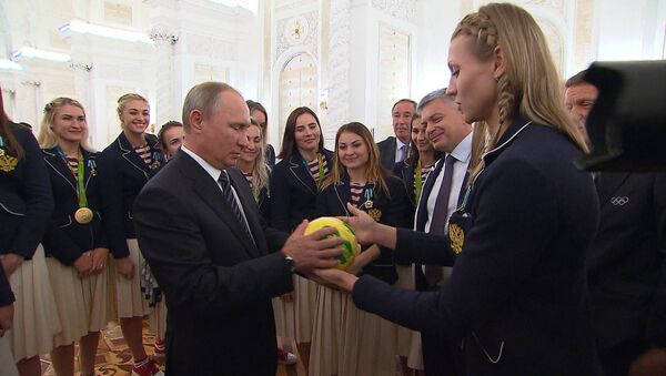 Putin recibe un 'regalo especial' de la selección femenina rusa de balonmano - Sputnik Mundo