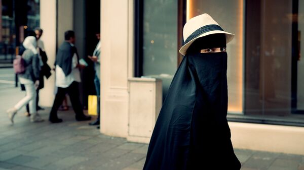 Una mujer en niqab - Sputnik Mundo