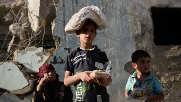 Niños sirios recibieron ayuda alimentica - Sputnik Mundo