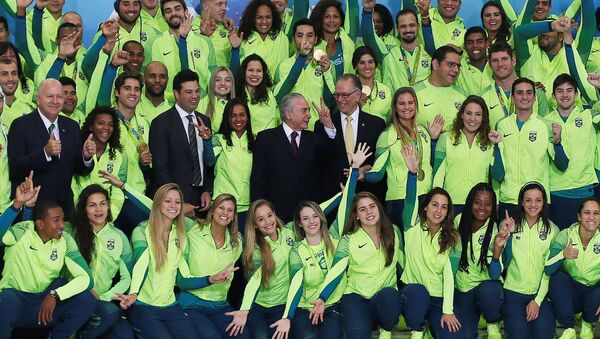 Presidente interino de Brasil, Michel Temer, y medallistas olímpicos - Sputnik Mundo