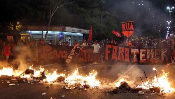 Protestas en contra de la destitución de la presidenta Dilma Rousseff en Brasil - Sputnik Mundo