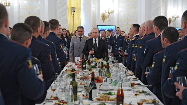 Russian President Vladimir Putin hosts reception in honor of military academy graduates - Sputnik Mundo