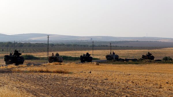 Los vehículos blindados turcos en la frontera con Siria - Sputnik Mundo