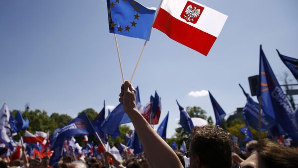People wave EU and Polish flags as they march during anti-government demonstration organized by main opposition parties in Warsaw, Poland May 7, 2016. - Sputnik Mundo