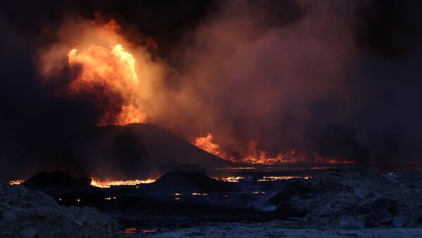 Pozos de petróleo incendiados por los militantes terroristas en Qayyara - Sputnik Mundo