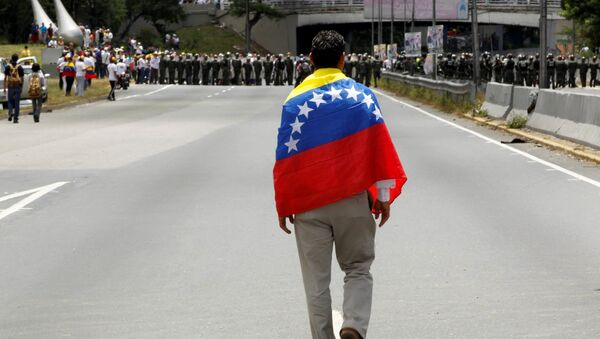 Partidiario de la oposición venezolana con la bandera de Venezuela - Sputnik Mundo