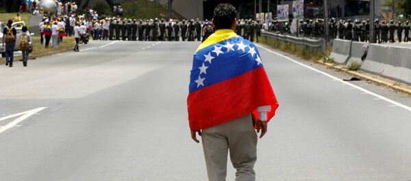 Partidiario de la oposición venezolana con la bandera de Venezuela (archivo) Partidiario de la oposición venezolana con la bandera de Venezuela (archivo) - Sputnik Mundo