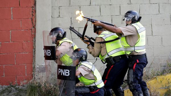 Efectivos de seguridad disuelven disturbios en Caracas - Sputnik Mundo