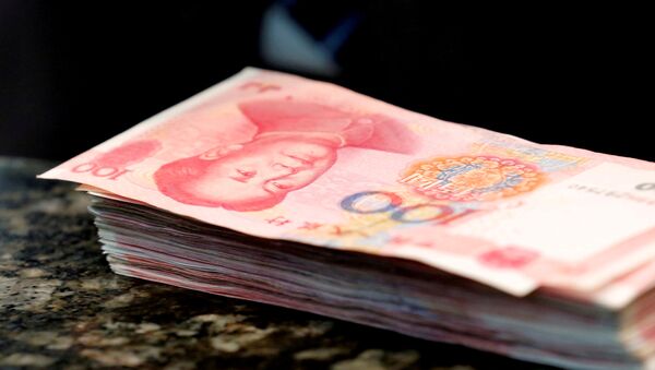 Chinese 100 yuan banknotes are seen on a counter of a branch of a commercial bank in Beijing - Sputnik Mundo