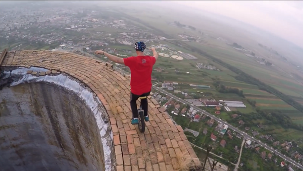 Acróbatas rumanos tientan a la suerte con un monociclo a 250 metros de altura - Sputnik Mundo