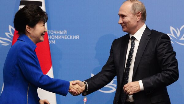 La presidenta de Corea del Sur, Park Geun-hye y el presidente de Rusia, Vladímir Putin - Sputnik Mundo