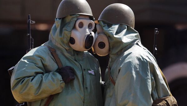 Soldados vestidos en el uniforme de defensa química (archivo) - Sputnik Mundo
