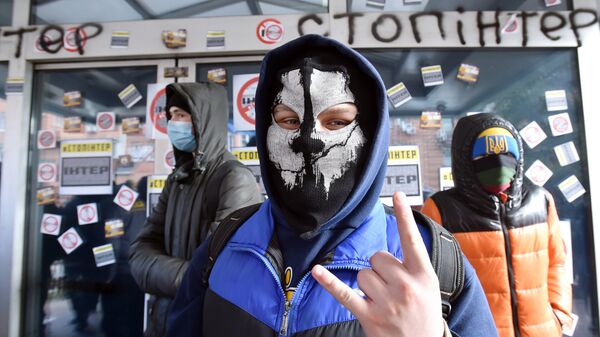 Radicales ucranianos bloquean la entrada a la sede de la cadena Inter (febrero de 2016) - Sputnik Mundo