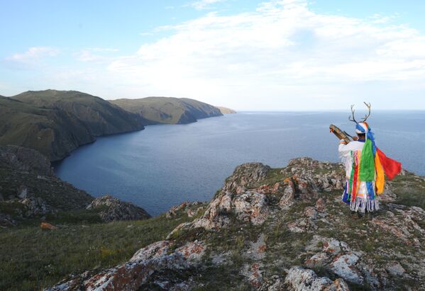 Tanto los pueblos indígenas de la región como los rusos que llegaron al Baikal en el siglo XVII y los extranjeros modernos, se inclinaban ante la belleza del lago, al que han llamado un 'mar sagrado', 'lago sagrado' y fuente de 'agua bendita'. - Sputnik Mundo