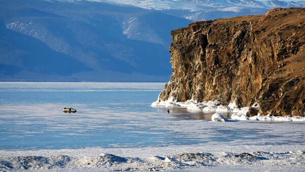 El estrecho Maloe More (mar Pequeño) en el lago Baikal. - Sputnik Mundo