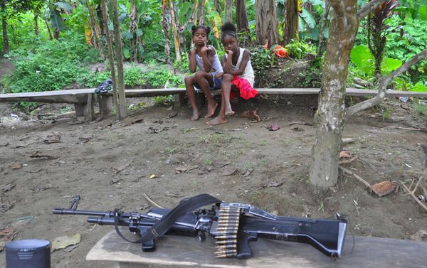 Los guerrilleros de las FARC visitan una aldea vecina Los guerrilleros de las FARC visitan una aldea vecina - Sputnik Mundo