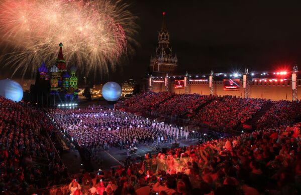 El 4 de septiembre en Moscú se celebró la ceremonia de clausura del Festival Internacional de Música Militar Spasskaya Bashnya. Como ya es tradición la invitada especial del evento fue la cantante francesa Mireille Mathieu. - Sputnik Mundo