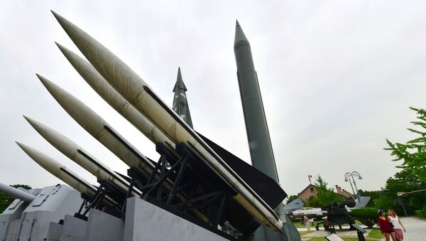 Réplicas de los misil Scud-B de Corea del Norte y de los misiles Hawk de Corea del Sur - Sputnik Mundo