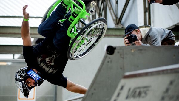 Aaron Wheelz, el deportista estadounidense en silla de ruedas - Sputnik Mundo