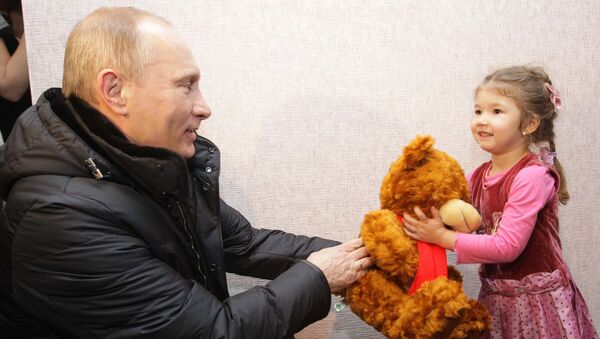 Vladímir Putin le regala un osito de peluche a una niña - Sputnik Mundo
