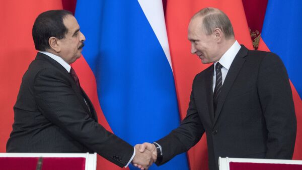 El presidente ruso, Vladímir Putin, y el rey bahreiní, Hamad bin Isa al Khalifa - Sputnik Mundo