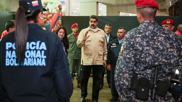 Venezuela's President Nicolas Maduro (C) attends a police officers' graduation ceremony in Caracas, Venezuela - Sputnik Mundo