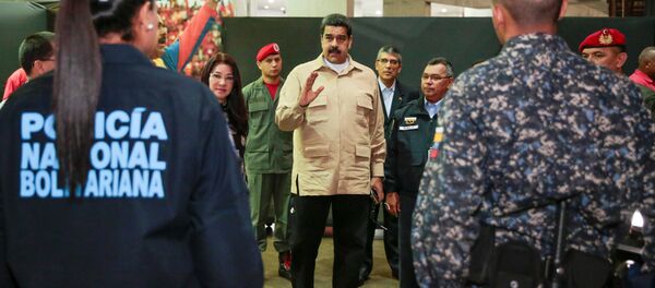 Venezuela's President Nicolas Maduro (C) attends a police officers' graduation ceremony in Caracas, Venezuela Venezuela's President Nicolas Maduro (C) attends a police officers' graduation ceremony in Caracas, Venezuela - Sputnik Mundo
