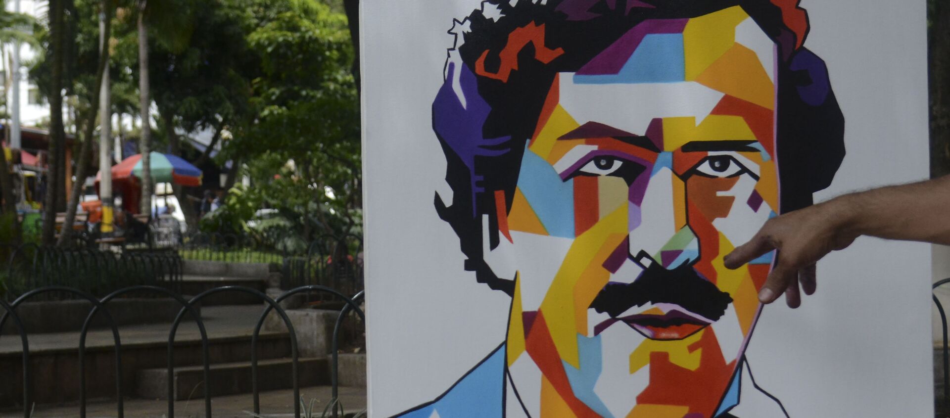 Paintings depicting late Colombian drug lord Pablo Escobar are on display at Lleras Park in Medellin - Sputnik Mundo, 1920, 24.09.2020