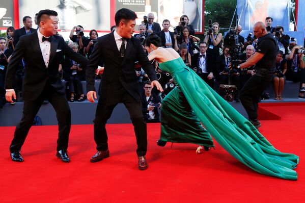 La 72ª edición del Festival Internacional de Cine de Venecia se celebró del 2 al 12 de septiembre. Uno de los momentos más curiosos fue cuanto una de las invitadas no pudo sostenerse en pie con sus tacones sobre la alfombra roja. La 72ª edición del Festival Internacional de Cine de Venecia se celebró del 2 al 12 de septiembre. Uno de los momentos más curiosos fue cuanto una de las invitadas no pudo sostenerse en pie con sus tacones sobre la alfombra roja. - Sputnik Mundo