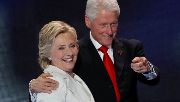 El expresidente estadounidense Bill Clinton (1993-2001) y la excandidata presidencial demócrata Hillary Clinton - Sputnik Mundo