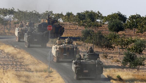 Turkish armoured personnel carriers drive towards the border in Karkamis on the Turkish-Syrian border in the southeastern Gaziantep province, Turkey, August 27, 2016 - Sputnik Mundo
