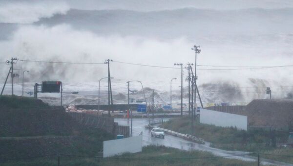 High waves triggered by Typhoon Lionrock crash on a coast of the city of Ishinomaki, Miyagi Prefecture, Japan, in this photo taken by Kyodo August 30, 2016 - Sputnik Mundo