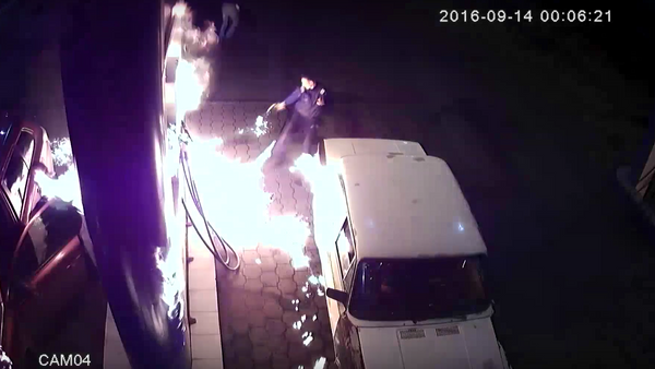 El peligro de jugar con fuego: un conductor provoca un incendio en una gasolinera - Sputnik Mundo
