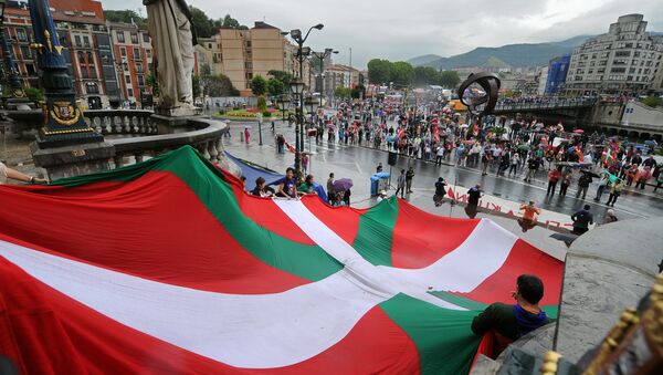Pro independence demonstrators hold a big Ikurrina (Basque flag) at the entrance of the northern Spanish Basque city of Bilbao's Town Hall as they protest in favour of the Basque flag (Ikurrina) - Sputnik Mundo