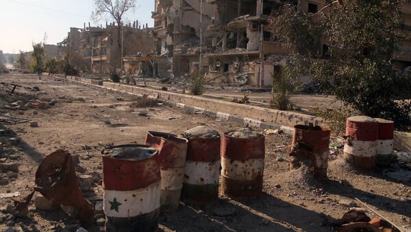 Barrels painted in the colours of the Syrian flag in the eastern town of Deir Ezzor - Sputnik Mundo