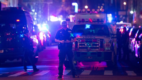 Police and first responders work near the site of a bomb explosion on West 23rd Street on September 17, 2016, in New York - Sputnik Mundo