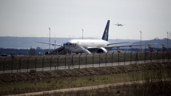 Saudi Arabian Airlines flight SVA 226 is isolated on the tarmac after its passengers and crew were evacuated following a bomb threat, at the Barajas airport in Madrid, Spain, February 4, 2016. - Sputnik Mundo