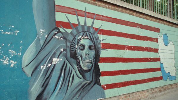 Famoso mural de la estatua de la libertad con una cara del cráneo con la bandera estadounidense de fondo, ex embajada de Estados Unidos, Teherán. - Sputnik Mundo
