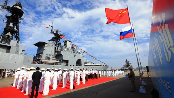 Banderas de China y Rusia durante ejercicios navales - Sputnik Mundo