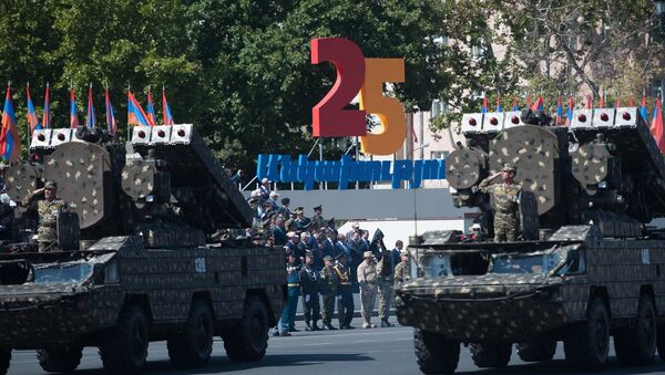 Un desfile militar dedicado al 25 aniversario de la independencia de Armenia - Sputnik Mundo